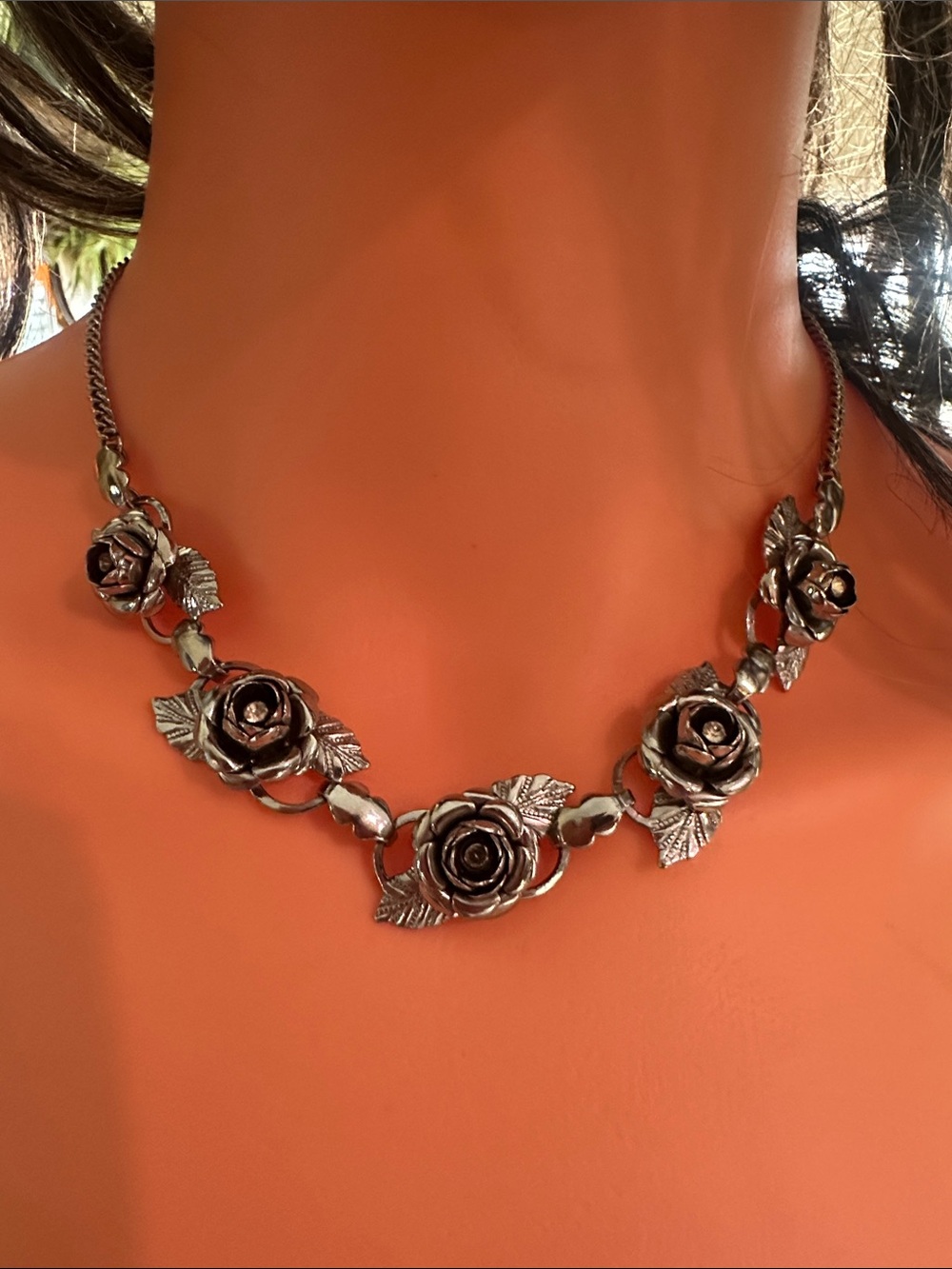 Vintage 18 inch silver tone necklace with roses